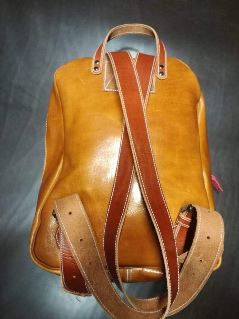 Mochila camel con detalles en rosa