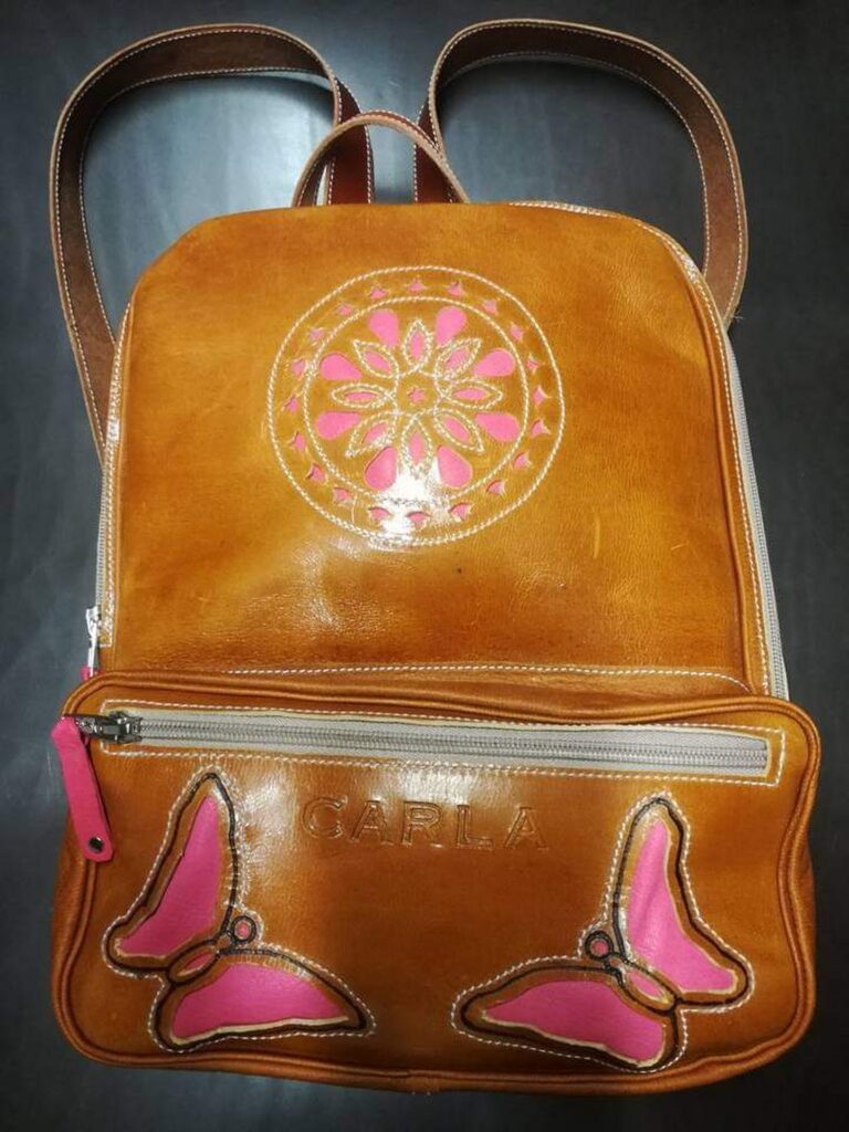 Mochila camel con detalles en rosa