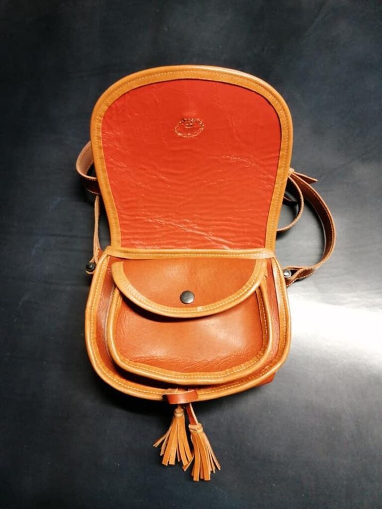 Bolso color camel con adorno de borlones