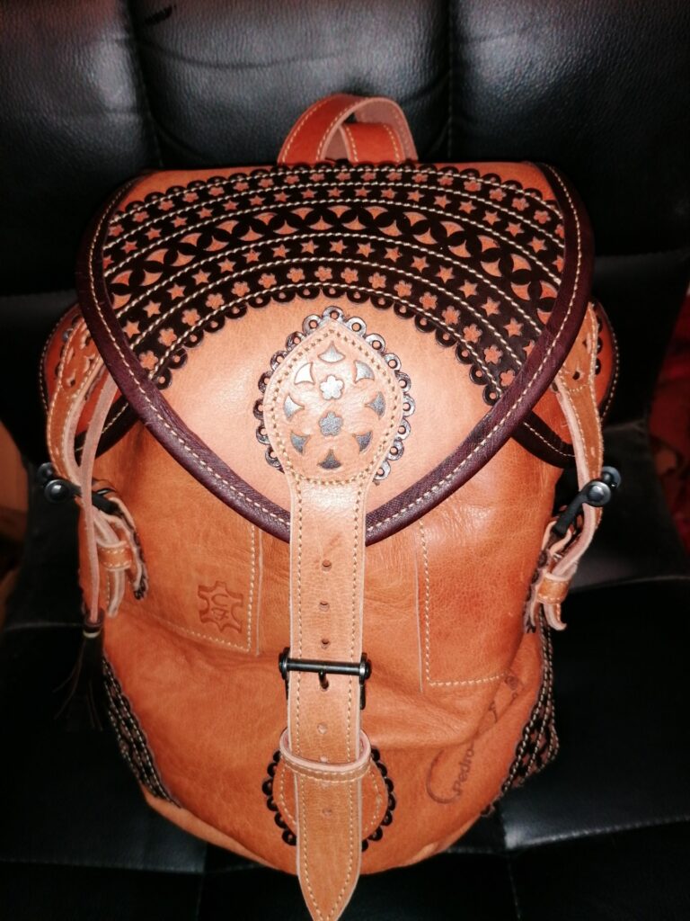 Mochila camel con detalles en chocolate