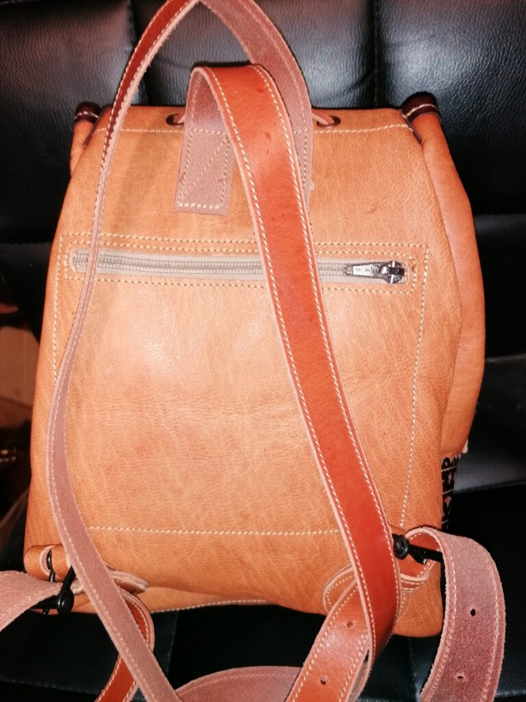 Mochila camel con detalles en chocolate
