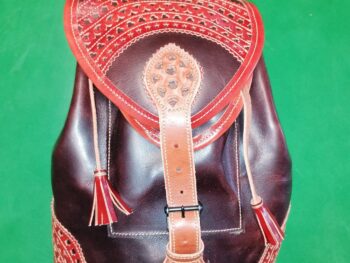 Mochila chocolate con detalles camel