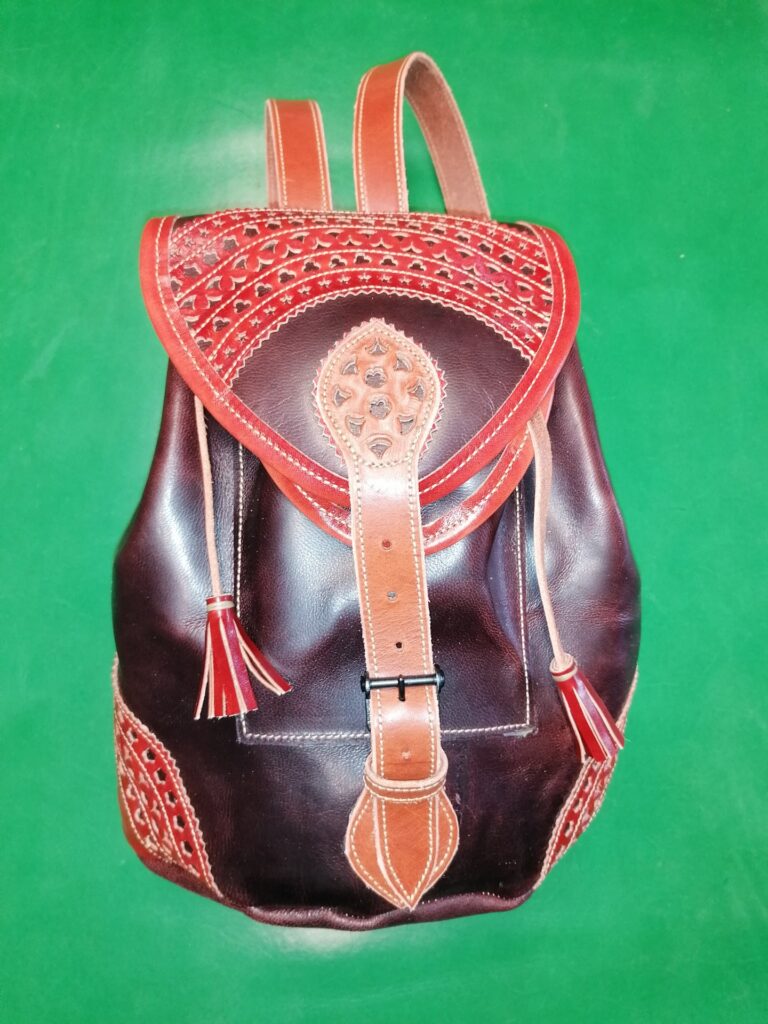 Mochila chocolate con detalles camel