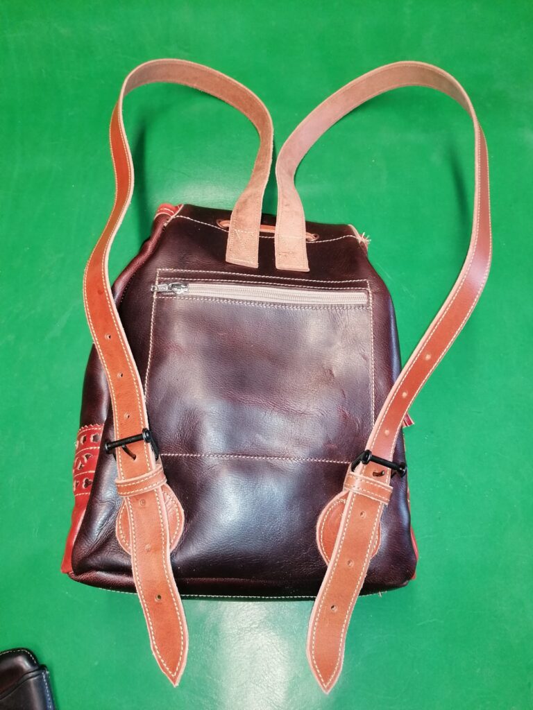 Mochila chocolate con detalles camel