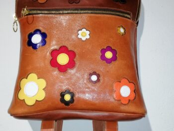 Mochila con detalles florales