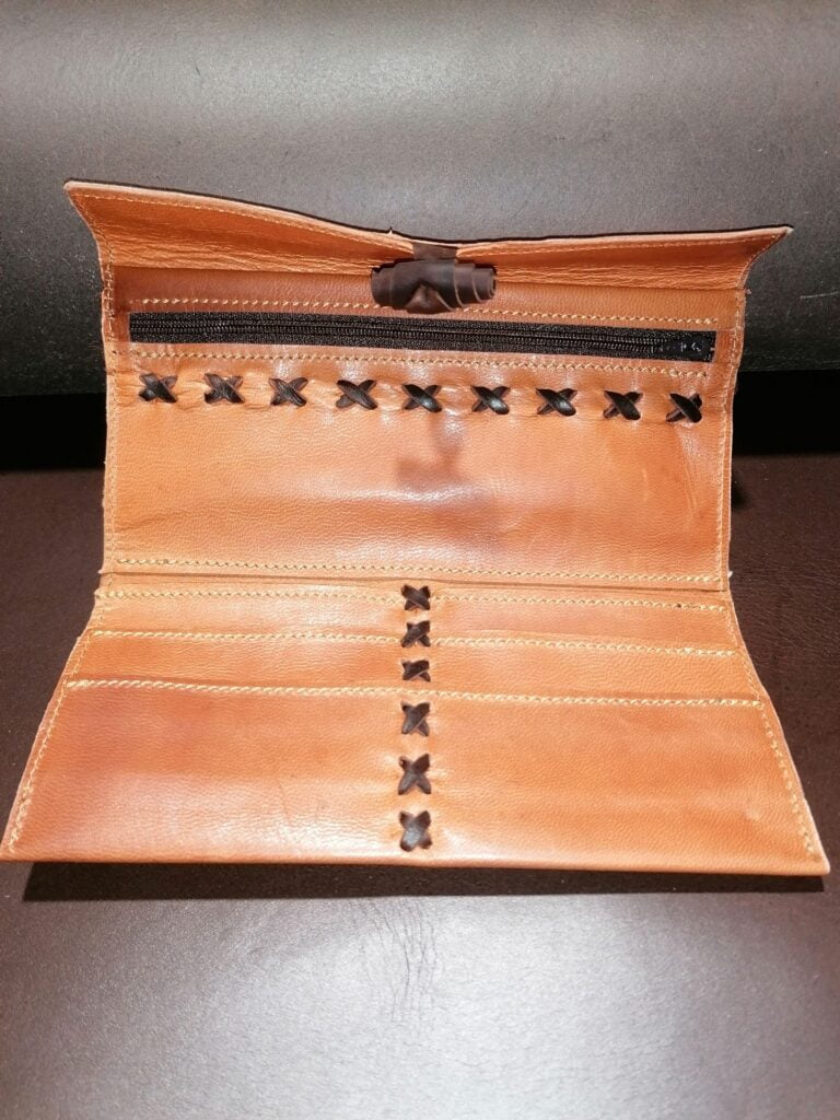 Cartera camel con detalles en chocolate