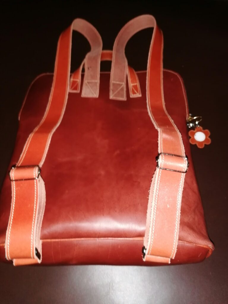 Mochila con detalles florales