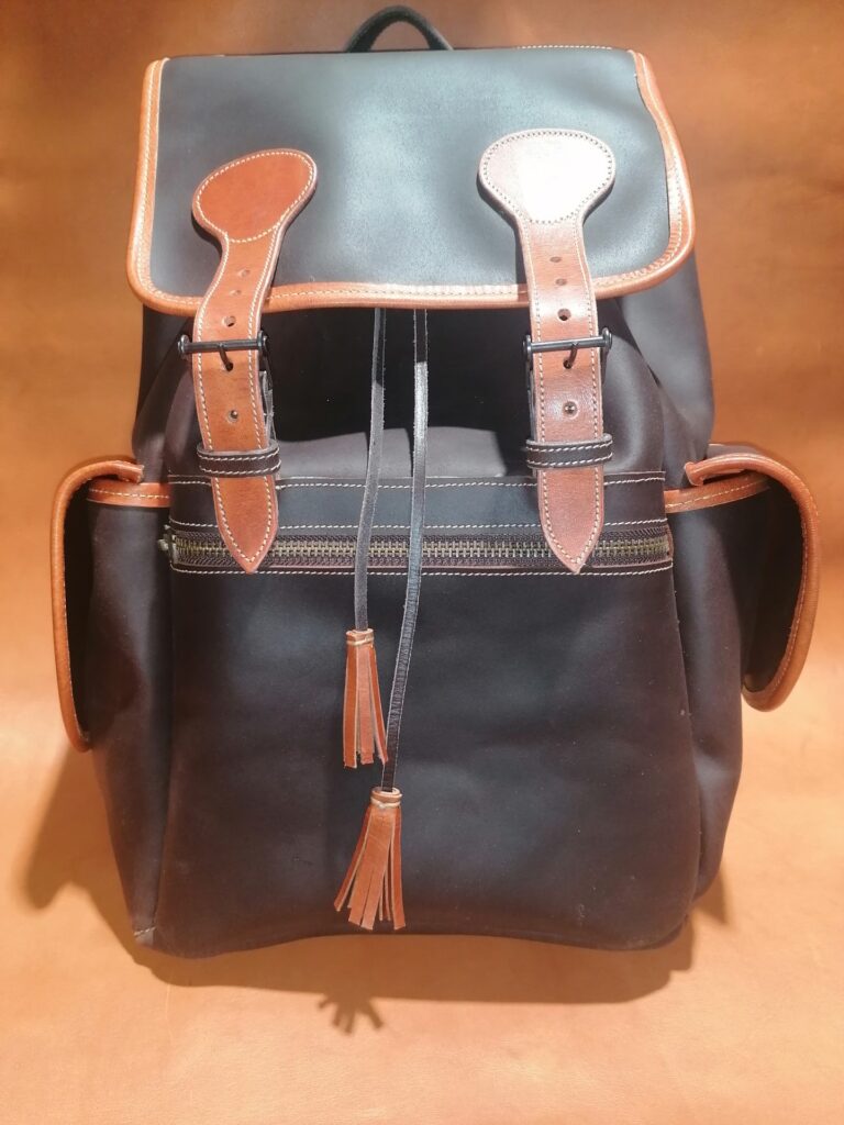 Mochila de viaje marrón chocolate con acabados camel