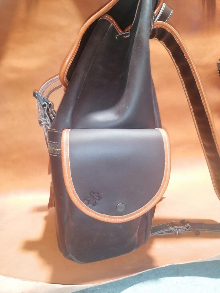 Mochila de viaje marrón chocolate con acabados camel
