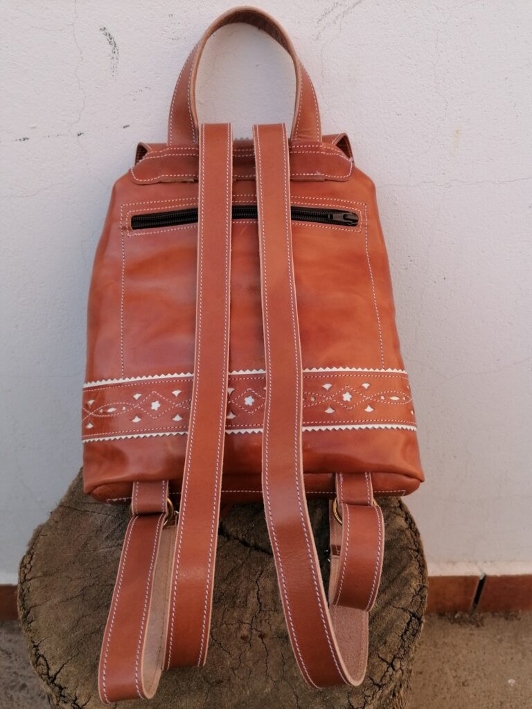 Mochila marrón con inicial y detalles en blanco